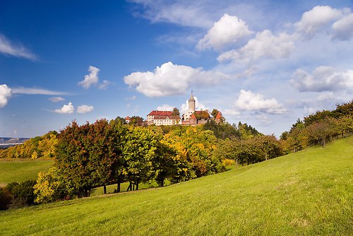 Herbstlandschaft mit Leuchtenburg