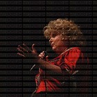 Gelb-Rot, wie es singt, tanz & lacht!