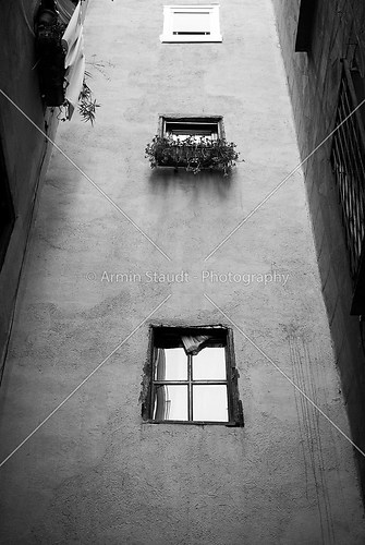 black and white shoot of a sparse house in barcelona