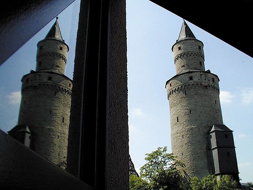 Idstein Hexenturm doppelt im Fenster