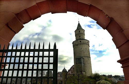 Idstein Hexenturm durch Schloßbogen 2002