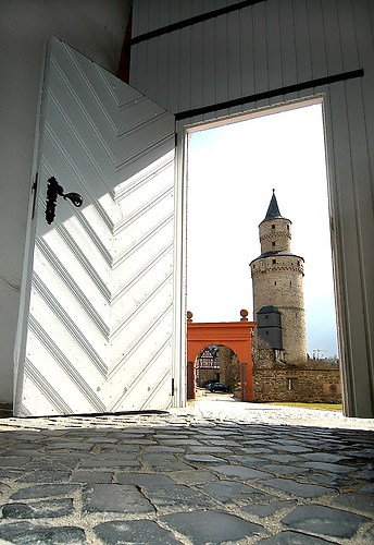 Idstein Hexenturm durch Schloßtür 2004