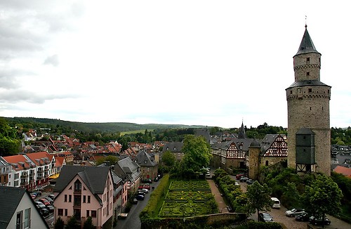 Idstein Hexenturm mit Rosengarten 2003 1