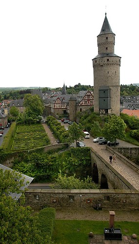 Idstein Hexenturm mit Rosengarten 2003 2