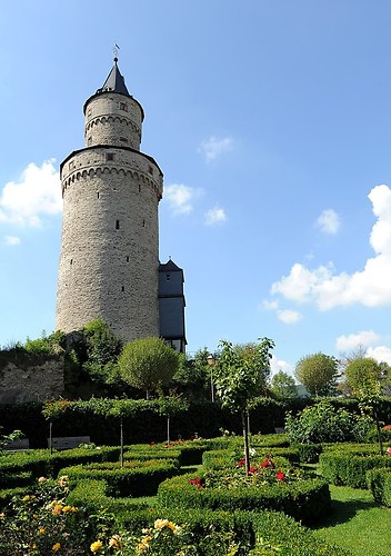Hexenturm (Idstein Hexenturm mit Rosengarten 2011)