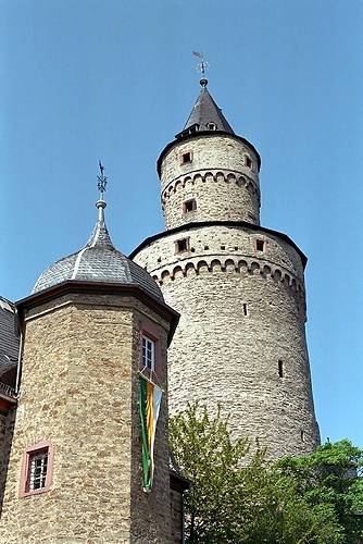Idstein Hexenturm mit Turm im Vordergrund