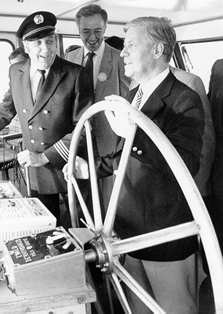 Schmidt (Schmidt Helmut RHEINGAU 1982) | Bundeskanzler Helmut Schmidt am Mi.22.09.1982 während einer Rheinfahrt. Der Lotse hat das Ruder...