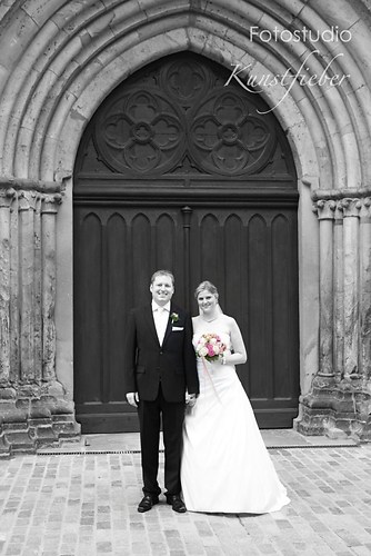 Brautpaar vor der Kirche