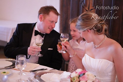 Brautpaar mit Blumenmädchen