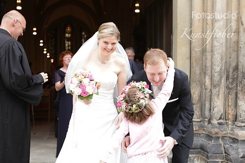 Brautpaar mit Blumenmädchen