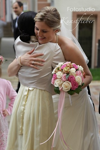 Eine Umarmung für die Braut