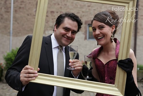 Hochzeitsgäste im Rahmen