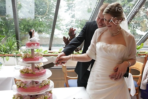 Die Hochzeitstorte wird angeschnitten