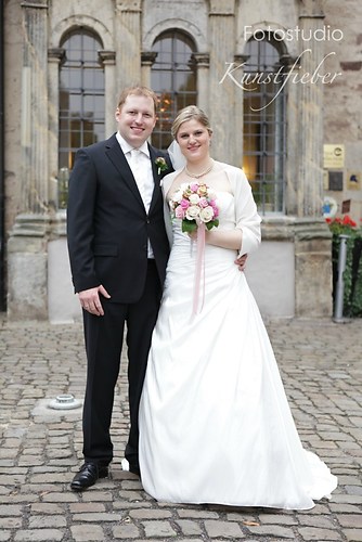 Brautpaar vor der Kirche