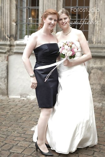 Braut mit Trauzeugin