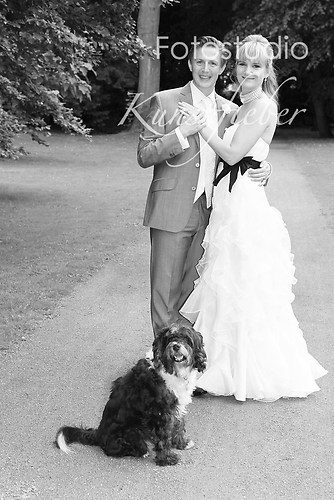 Braut und Bräutigam mit Hund