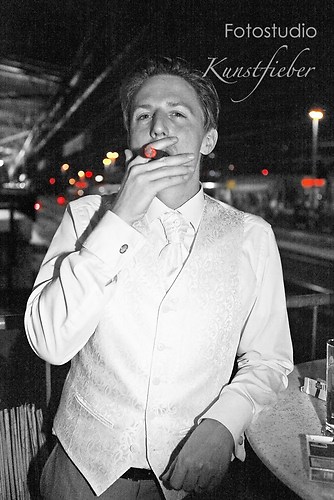 Bräutigam mit Zigarre