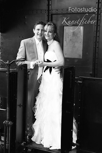 Hochzeitspaar auf alter Lock