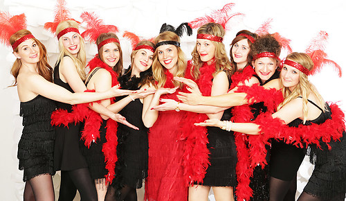 Junggesellinnen im Charleston Look