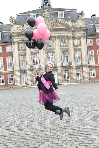 schloss ballons schwarz pink fliegen