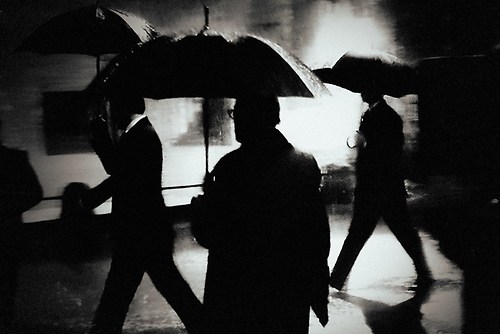 Männer im Regen