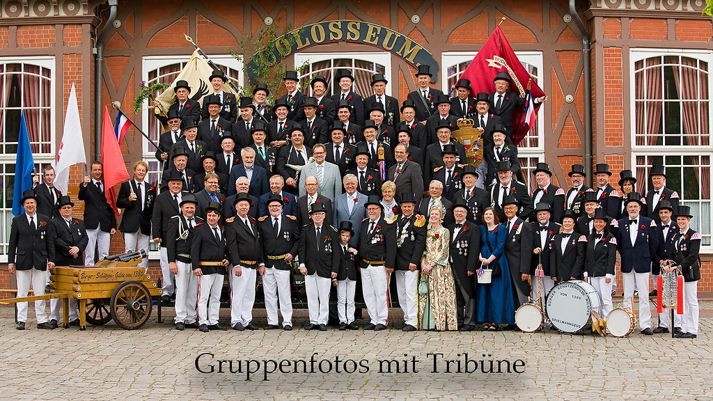 Gruppenfotos mit Tribüne