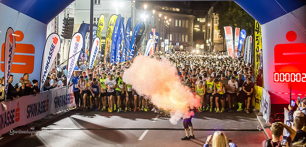 7.SPARKASSEN NIGHT RUN LINZ (170928bm_3747) | SPORT, LEICHTATHLETIK, 7. SPARKASSEN NIGHT RUN LINZ,  2017-09-28 IM BILD:   FOTO:... | LAUFSPORT. SPARKASSE, NIGHT RUN