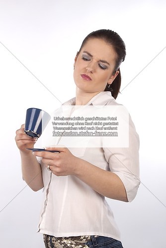 Frau schaut eine Tasse kritisch an (_MG_6182_bearb_20100329)