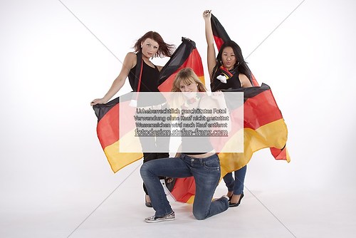 3 junge Frauen in den deutschen Nationalfarben (_MG_1895_20090924)