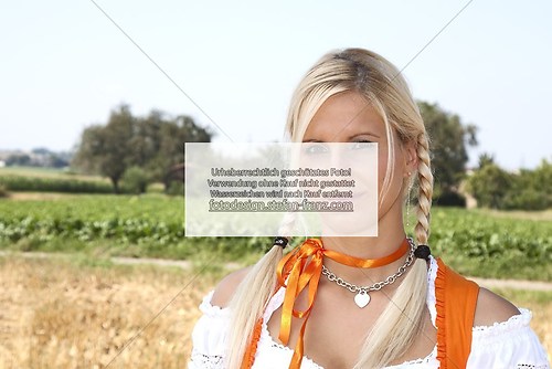 Frau in orangefarbenem Dirndl (_MG_0231_bearb_20090819)