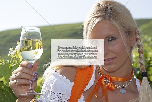 Junge Frau mit Weinglas (_MG_0338_20090819)