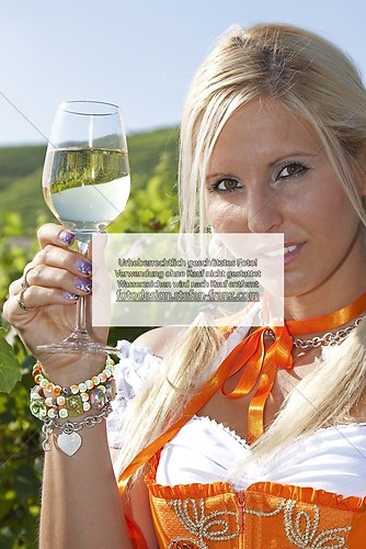 Junge Frau mit Dirndl und Weinglas (_MG_0348_20090819)