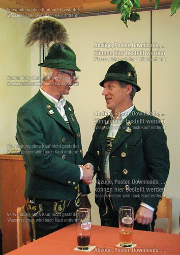 Der scheidende Vorstand des Trachtenvereins D&#039;Rechlberger Oberwössen Ludwig Voit (rechts) 