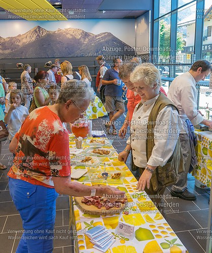 Tag der offenen Tür mit Weihe im neuen EDEKA-Markt im Dorfzentr