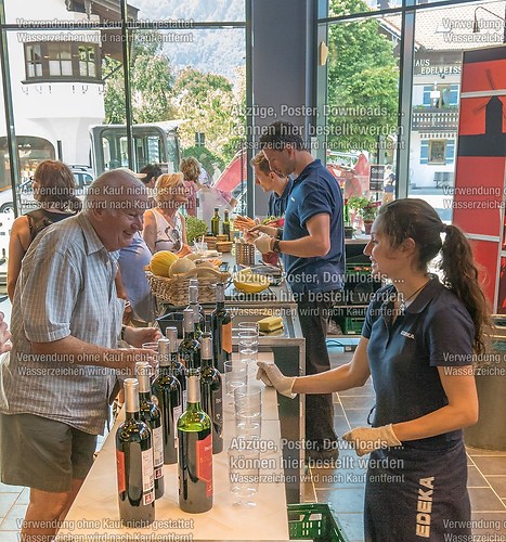 Tag der offenen Tür mit Weihe im neuen EDEKA-Markt im Dorfzentr