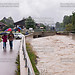 Hochwasser 2014 Uwoe -3 - Großes Interesse am Hochwasserausleitungsbauwerk in Unterwössen , Chiemgau, während des Hochwassers am 31. Juli 2014			