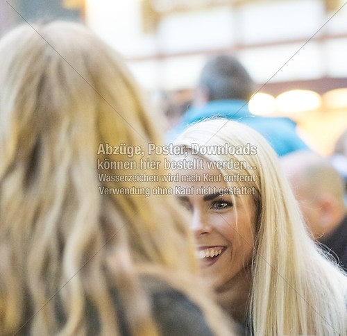 Gespräch Handy Foto Versandhalle Hoepfner Burgfest 2013 f