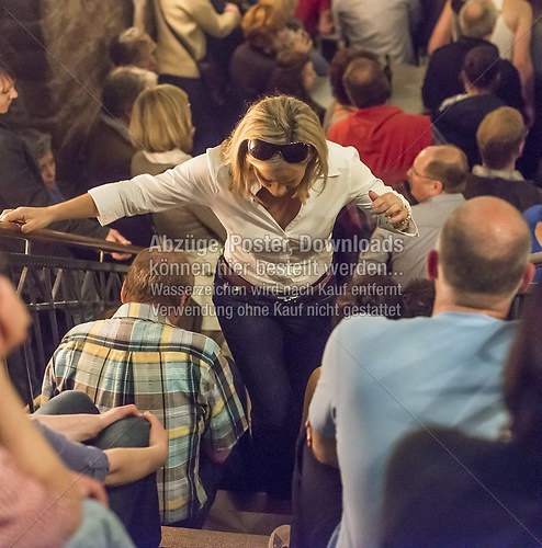 Burgfest Schalander Teddy Schmacht Frau Böbel kommt die Treppe hoch f