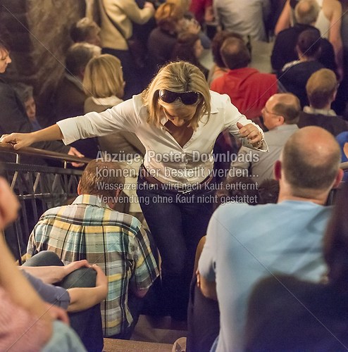 Burgfest Schalander Teddy Schmacht Frau Böbel kommt die Treppe hoch f