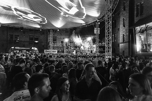 Burgfest Freitag Band unter Magic Sky-5620_sw