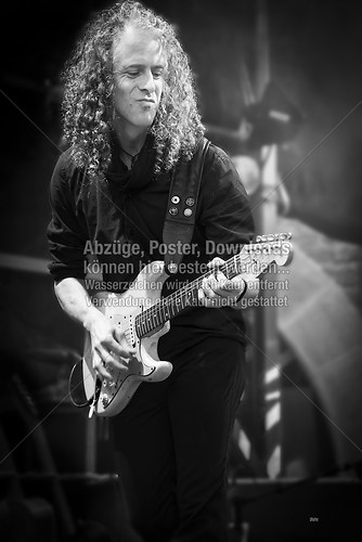 Burgfest Samstag-5711 Knutschfleck Gitarre_sw