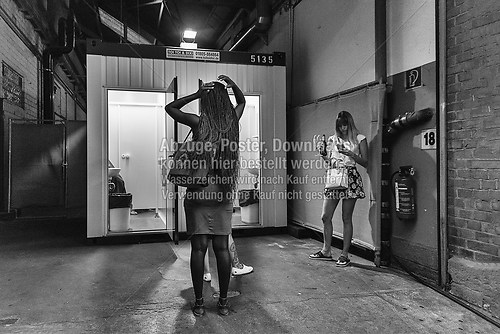 Burgfest Samstag Warten vor der Toilette-5889_sw