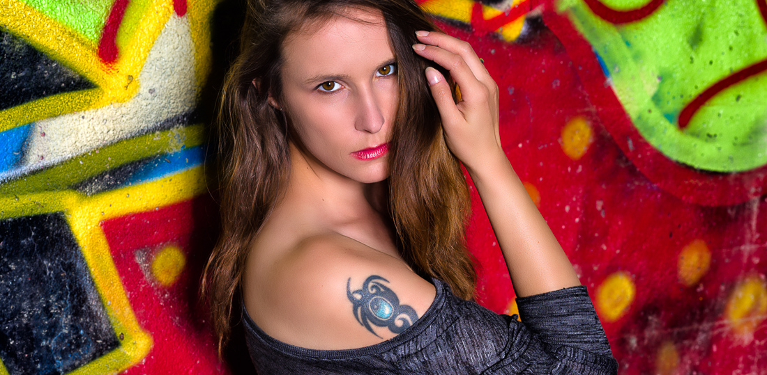 Kreatives Portrait Outdoor Fotoshooting mit Tattoo