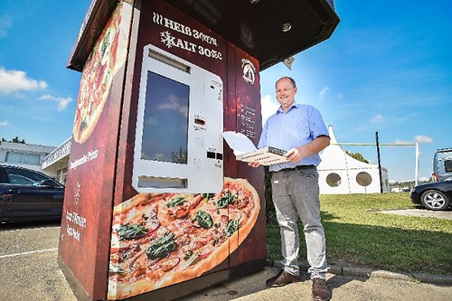 Pizzaautomat in Kirchheim am Neckar vom Chef Claus Endress perso (IAN_8351_Gastro Pizzaaut