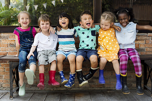 Group of kindergarten kids friends arm around sitting and smilin (Kita3)