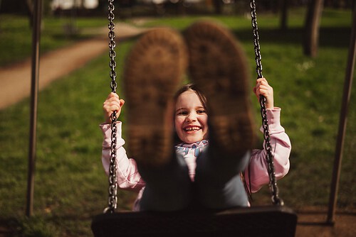 kindergartenfotografie-action-schaukel-lachen-gevelsberg-pk