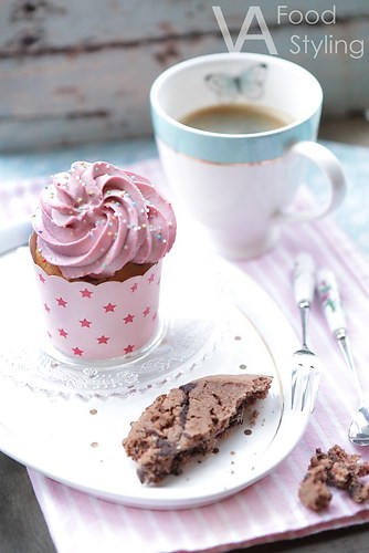 Kaffe mit Cupcake und Schokokeks