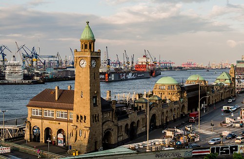 Landungsbrücken mit Blohm &amp; Voss im Hintergrund