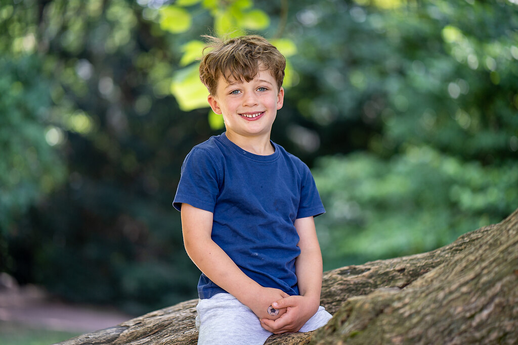 Portrait Kids Huthpark (Dani_Kids_Huthpark__MENZEL_150-34) | Foto: Portrait von Dani’s Kids im Huthpark und Scheerwald Frankfurt. | Amelie, Bergstation, Frankfurt, Freddi, Huthpark, Kids, Mathilda, Menzel, Portrait, Seckbach