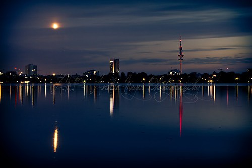 Hamburg Skyline bei Nacht